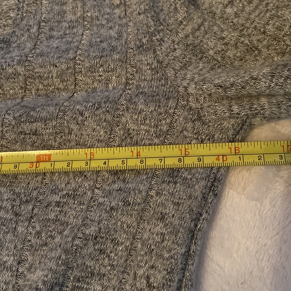 Cute Almost Famous NWT Gray Top Size Small - Picture 5 of 9